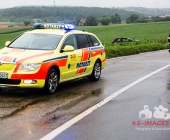 Von der Fahrbahn auf regennasser Fahrbahn abgekommen.