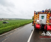 Von der Fahrbahn auf regennasser Fahrbahn abgekommen.