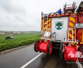 Von der Fahrbahn auf regennasser Fahrbahn abgekommen.