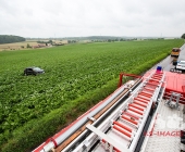 Von der Fahrbahn auf regennasser Fahrbahn abgekommen.