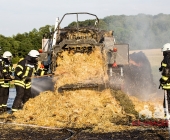 Strohballenpresse fängt Feuer - Brennt völlig aus - Fahrer wollte noch löschen