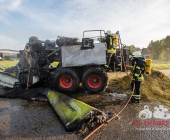 Strohballenpresse fängt Feuer - Brennt völlig aus - Fahrer wollte noch löschen