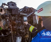 Strohballenpresse fängt Feuer - Brennt völlig aus - Fahrer wollte noch löschen