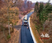 LUFTMOTIVE SYMBOLBILDER Asphalt wird aufgetragen Belagsarbeiten eines Straßenfertiger aus der Luft dokumentiert