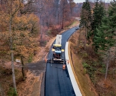 LUFTMOTIVE SYMBOLBILDER Asphalt wird aufgetragen Belagsarbeiten eines Straßenfertiger aus der Luft dokumentiert