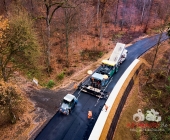 LUFTMOTIVE SYMBOLBILDER Asphalt wird aufgetragen Belagsarbeiten eines Straßenfertiger aus der Luft dokumentiert