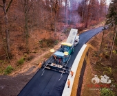 LUFTMOTIVE SYMBOLBILDER Asphalt wird aufgetragen Belagsarbeiten eines Straßenfertiger aus der Luft dokumentiert