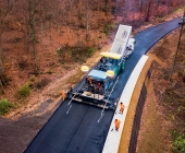 LUFTMOTIVE SYMBOLBILDER Asphalt wird aufgetragen Belagsarbeiten eines Straßenfertiger aus der Luft dokumentiert
