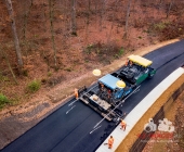 LUFTMOTIVE SYMBOLBILDER Asphalt wird aufgetragen Belagsarbeiten eines Straßenfertiger aus der Luft dokumentiert
