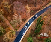 LUFTMOTIVE SYMBOLBILDER Asphalt wird aufgetragen Belagsarbeiten eines Straßenfertiger aus der Luft dokumentiert