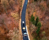 LUFTMOTIVE SYMBOLBILDER Asphalt wird aufgetragen Belagsarbeiten eines Straßenfertiger aus der Luft dokumentiert