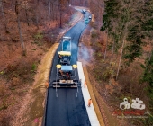 LUFTMOTIVE SYMBOLBILDER Asphalt wird aufgetragen Belagsarbeiten eines Straßenfertiger aus der Luft dokumentiert