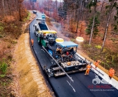 LUFTMOTIVE SYMBOLBILDER Asphalt wird aufgetragen Belagsarbeiten eines Straßenfertiger aus der Luft dokumentiert