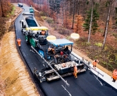 LUFTMOTIVE SYMBOLBILDER Asphalt wird aufgetragen Belagsarbeiten eines Straßenfertiger aus der Luft dokumentiert