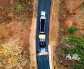 LUFTMOTIVE SYMBOLBILDER Asphalt wird aufgetragen Belagsarbeiten eines Straßenfertiger aus der Luft dokumentiert