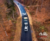 LUFTMOTIVE SYMBOLBILDER Asphalt wird aufgetragen Belagsarbeiten eines Straßenfertiger aus der Luft dokumentiert