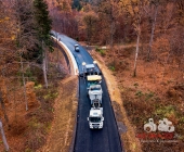 LUFTMOTIVE SYMBOLBILDER Asphalt wird aufgetragen Belagsarbeiten eines Straßenfertiger aus der Luft dokumentiert
