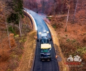 LUFTMOTIVE SYMBOLBILDER Asphalt wird aufgetragen Belagsarbeiten eines Straßenfertiger aus der Luft dokumentiert