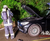 Brand eines Unterstandes greift auf PKW über