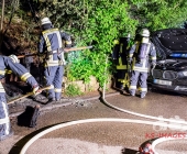 Brand eines Unterstandes greift auf PKW über