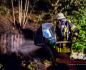 Brand eines Unterstandes greift auf PKW über