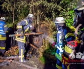 Brand eines Unterstandes greift auf PKW über