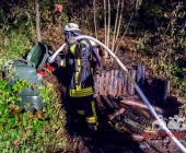 Brand eines Unterstandes greift auf PKW über