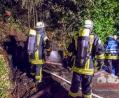 Brand eines Unterstandes greift auf PKW über