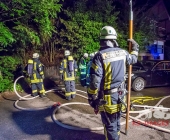 Brand eines Unterstandes greift auf PKW über