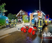 Brand eines Unterstandes greift auf PKW über