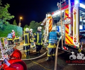 Brand eines Unterstandes greift auf PKW über