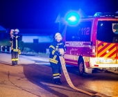 Brand eines Unterstandes greift auf PKW über