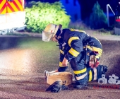 Brand eines Unterstandes greift auf PKW über