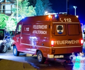 Brand eines Unterstandes greift auf PKW über