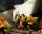 20140301_tiefgaragenbrand-in-bietigheim-personen-werden-evakuiert-alte-leute-von-feuerwehr-getragen-403