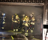 20140301_tiefgaragenbrand-in-bietigheim-personen-werden-evakuiert-alte-leute-von-feuerwehr-getragen-422