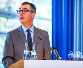 Cem Özdemir hält Schillerrede im DLA in Marbach an Schillers Jahrestag