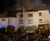 20140423_Dachstuhl brennt Lichterloh - Großaufgebot an Rettungskräften-0415