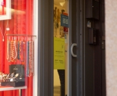 20140422_Ueberfall auf Schmuckgeschaeft - Taeter bewaffnet mit Pistole und Messer fluechtig - grosse Suchaktion-0360