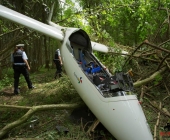 Segelflieger stÃ¼rzt im Waldgebiet ab - Familienvater schwer verletzt