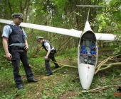 Segelflieger stÃ¼rzt im Waldgebiet ab - Familienvater schwer verletzt