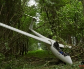 Segelflieger stÃ¼rzt im Waldgebiet ab - Familienvater schwer verletzt