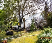 Brandstifter schlägt am helligten Tag zu - Nachbarn in Angst - In Ossweiler Gartensiedlung brennt ein Gartenhaus ab