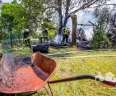 Brandstifter schlägt am helligten Tag zu - Nachbarn in Angst - In Ossweiler Gartensiedlung brennt ein Gartenhaus ab