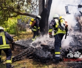 Brandstifter schlägt am helligten Tag zu - Nachbarn in Angst - In Ossweiler Gartensiedlung brennt ein Gartenhaus ab