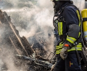 Brandstifter schlägt am helligten Tag zu - Nachbarn in Angst - In Ossweiler Gartensiedlung brennt ein Gartenhaus ab