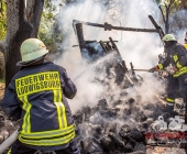 Brandstifter schlägt am helligten Tag zu - Nachbarn in Angst - In Ossweiler Gartensiedlung brennt ein Gartenhaus ab