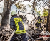 Brandstifter schlägt am helligten Tag zu - Nachbarn in Angst - In Ossweiler Gartensiedlung brennt ein Gartenhaus ab