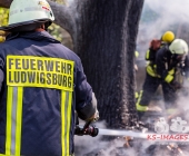 Brandstifter schlägt am helligten Tag zu - Nachbarn in Angst - In Ossweiler Gartensiedlung brennt ein Gartenhaus ab