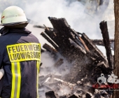 Brandstifter schlägt am helligten Tag zu - Nachbarn in Angst - In Ossweiler Gartensiedlung brennt ein Gartenhaus ab